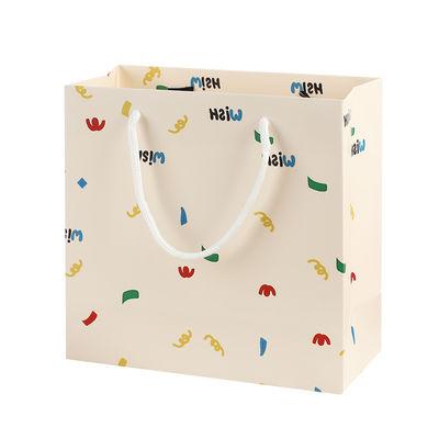 acheter Sacs en papier pour shopping girly doux Motif cœur Sacs cadeaux en papier kraft brillant online manufacture