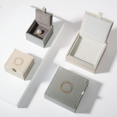 comprar Caja de joyería de oro de papel de aluminio de anillo de exhibición de lujo embalaje de lujo revestimiento de peluche cierre magnético caja de regalo de joyería online manufacture