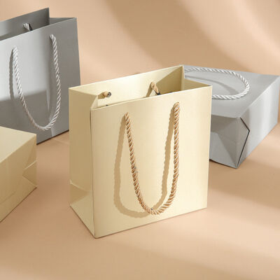 comprar Bolsas de regalo con logotipo personalizado impreso (Cartulina blanca/Papel estucado) – Bolsas de compras premium con asas de cuerda (Opciones UV/Lámina dorada/Relieve) online manufacture