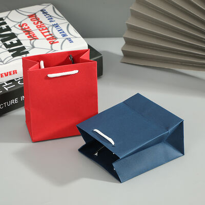 comprare Sacchetti regalo di lusso in tinta unita con logo personalizzato Eleganti borse di carta con manici in corda Perfette per cosmetici Imballaggio ecologico online manufacture