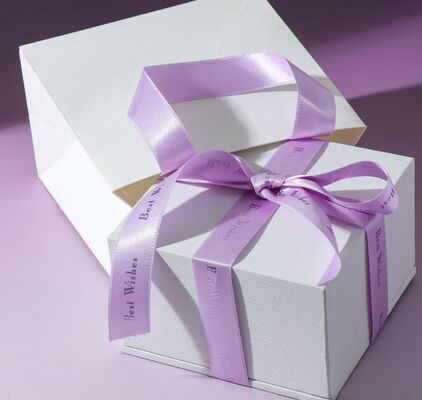 kopen Minimalistische witte vierkante juwelen cadeau doos Premium harde karton verpakking met paarse satine boog lint Ideaal voor bruiloft gunsten Verjaardag verjaardag cadeautjes online manufacture