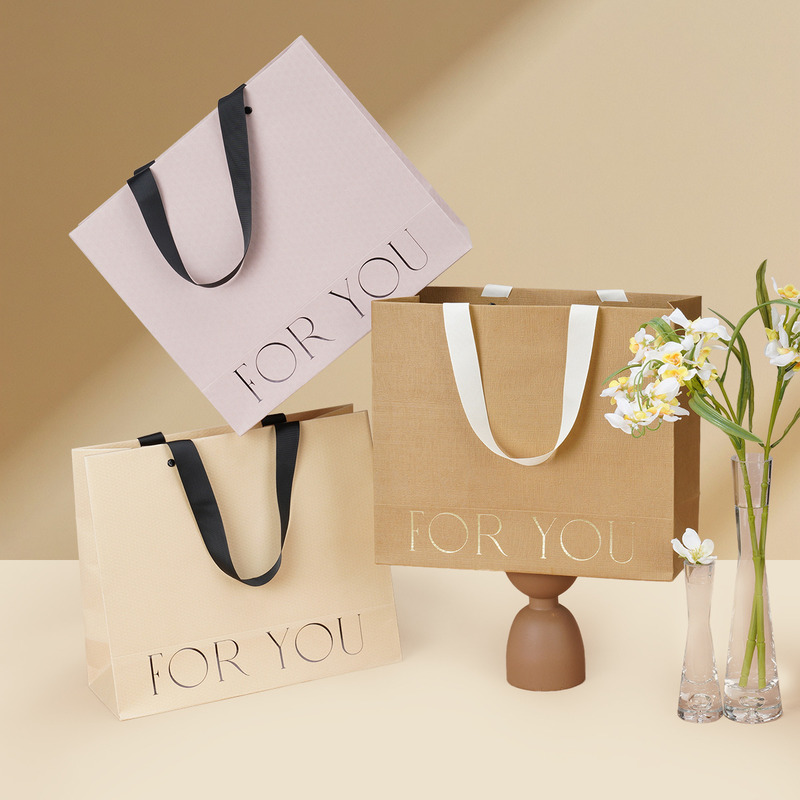 Tas Belanja Kertas Spot UV Hot Stamping CMYK Kustom Kraft Dengan Logo